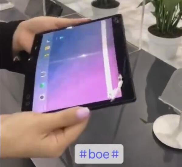 未来照进现实：柔性屏可弯折平板电脑上手体验！