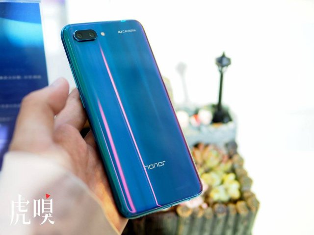 2400万AI摄影 荣耀10,6+128G中供通今日仅售2264元！